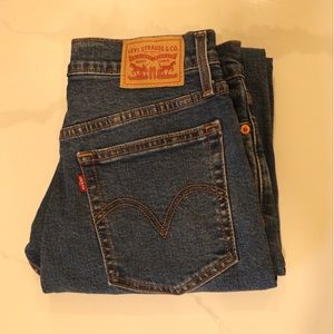 Levi's Skinny Wedige Jeans Cropped Distressing at the Ankles Size 29